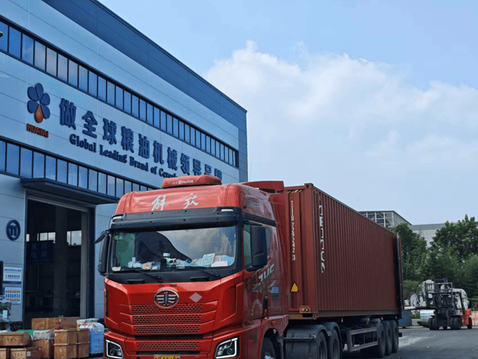“中国智造”跨越重洋│华泰智能装备集团100TPD葵花籽油精炼及脱蜡成套完美体育(中国)官方网站-让运动改变生活发往苏丹